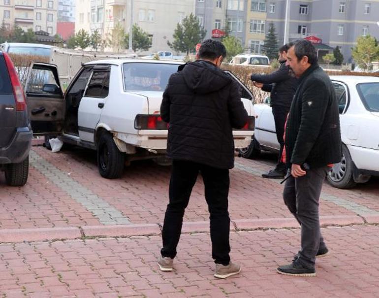 Çaldıkları otomobilin jantlarını boyarken yakalandılar