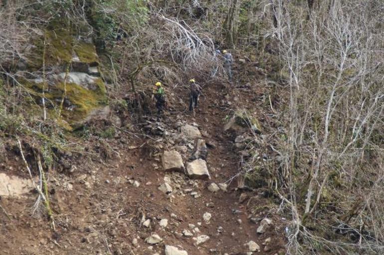 Dağcılar, heyelanlı yamaçlarda riskli kayalar için devrede