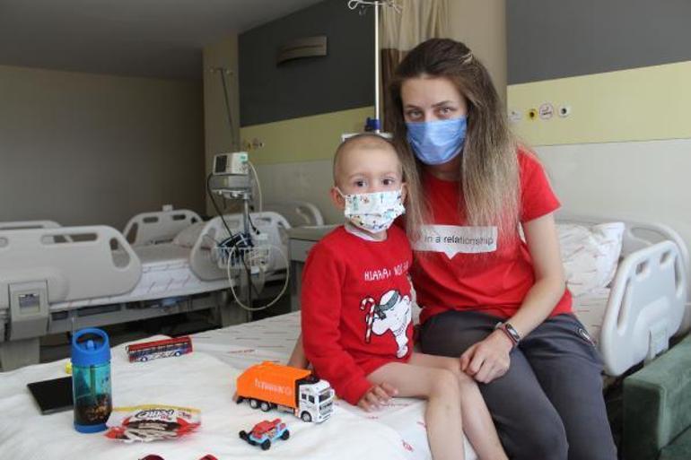 Oğlu Antalyada lösemi tedavisinde, kızı savaşın ortasında