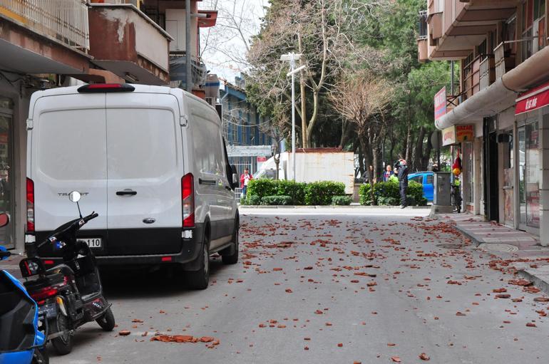 Manisada kum fırtınası; çatıdaki kiremitler uçtu, araçlar hasar gördü