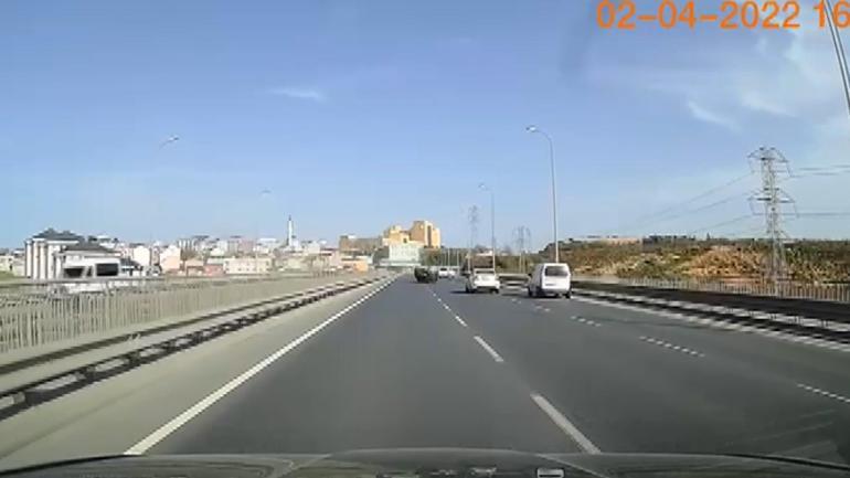 Arnavutköyde bariyerlere çarpan otomobil böyle devrildi