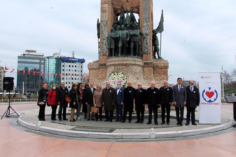 Türk Kalp Vakfı Taksim Cumhuriyet Anıtı’na çelenk bıraktı