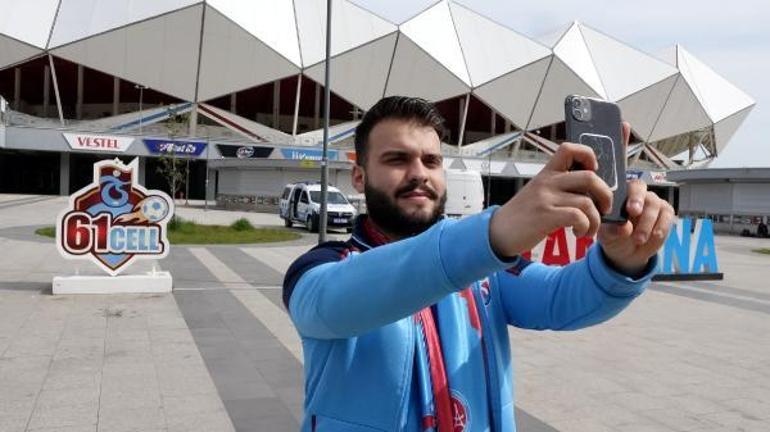 Fransız yargıçtan özel izinle gelen gurbetçi taraftar, maçı eşiyle tribünde izledi