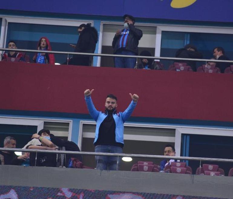 Fransız yargıçtan özel izinle gelen gurbetçi taraftar, maçı eşiyle tribünde izledi