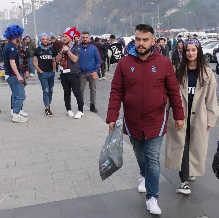 Fransız yargıçtan özel izinle gelen gurbetçi taraftar, maçı eşiyle tribünde izledi