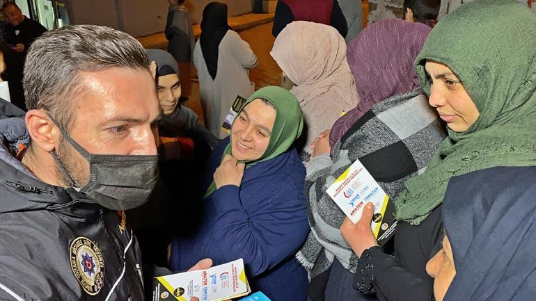 Uyuşturucuyla mücadele projesini tanıtmaya giden polise alkışlı karşılama