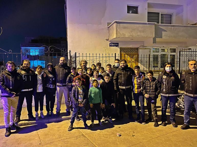 Uyuşturucuyla mücadele projesini tanıtmaya giden polise alkışlı karşılama