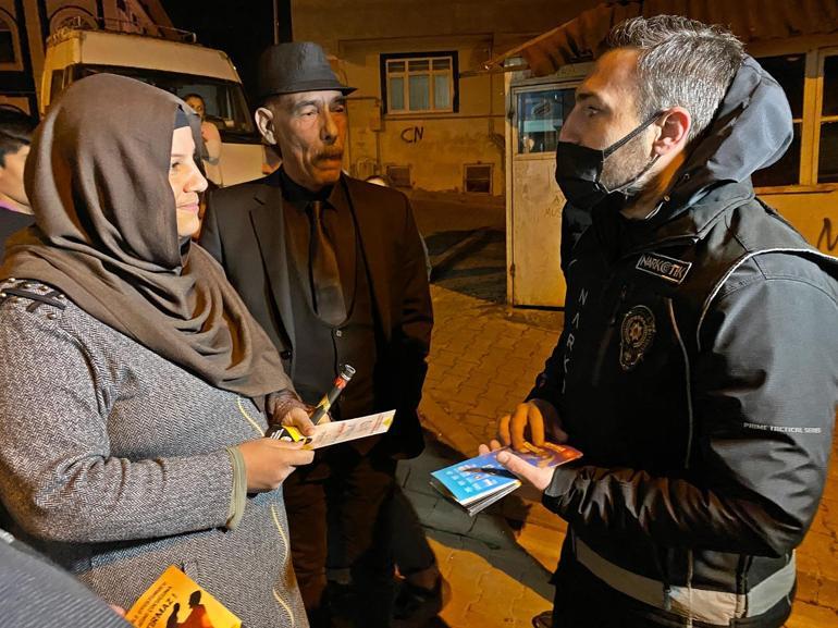 Uyuşturucuyla mücadele projesini tanıtmaya giden polise alkışlı karşılama