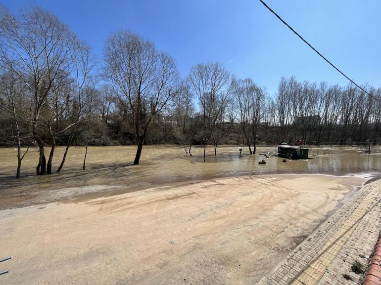 Bartın Irmağı eriyen kar sularıyla yükseldi; piknik alanı su altında kaldı