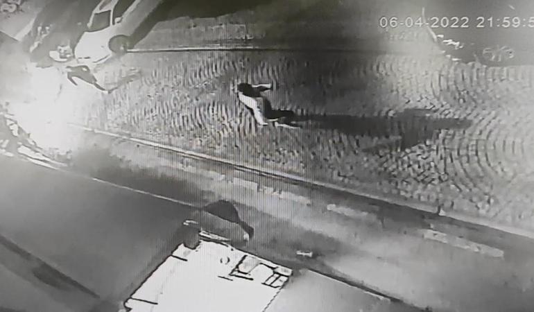 Beşiktaşta çökme olan binanın altında kalmaktan son anda kurtuldu