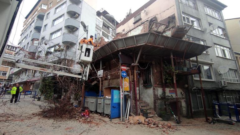 Beşiktaşta çökme olan binanın altında kalmaktan son anda kurtuldu
