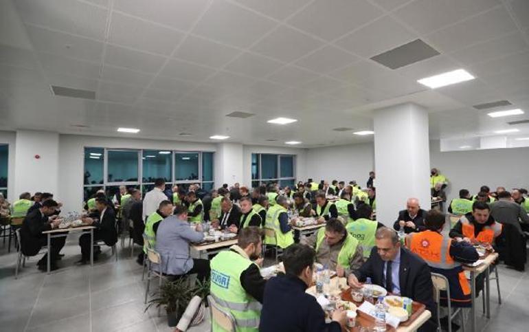 Bakan Varank, TOGGun Gemlikteki tesisinde işçilerle iftar yaptı