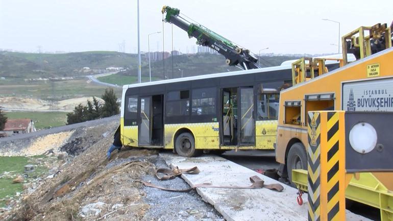 Başakşehirde kayan İETT otobüsü yol kenarındaki boşluğa uçtu