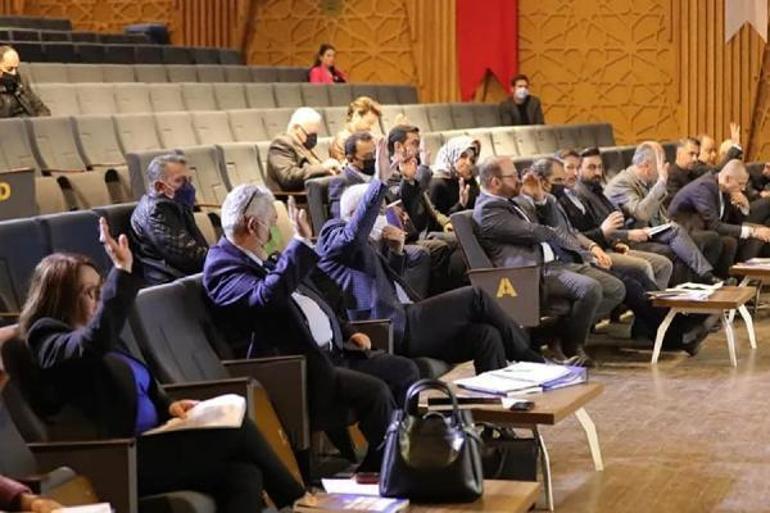 Gemlik Belediye Meclisinde TOGG tabelası sorusuna başkandan iftar sitemi