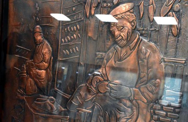 Kanserden kaybettiği eşi adına açtığı rölyef sergisinde ilk alıcı vali oldu