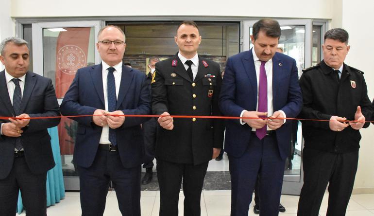 Kanserden kaybettiği eşi adına açtığı rölyef sergisinde ilk alıcı vali oldu