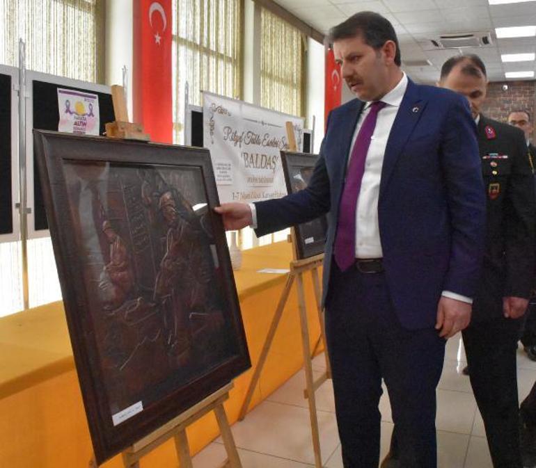 Kanserden kaybettiği eşi adına açtığı rölyef sergisinde ilk alıcı vali oldu