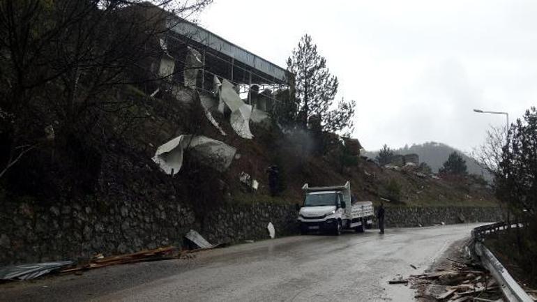 Göynükte hortum çatıları uçurdu