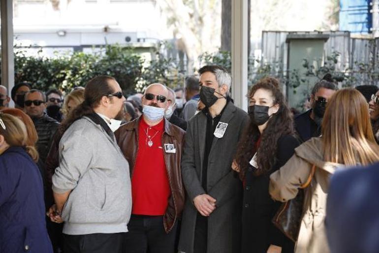 Şarkıcı Koray Candemirin annesi son yolculuğuna uğurlandı