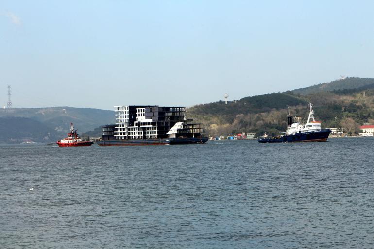 İstanbul Boğazından apartman geçti