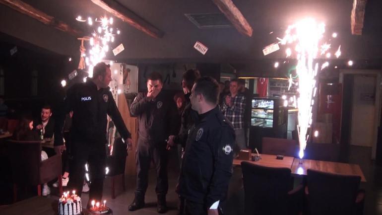 Kavga ihbarına gelen polislere pastalı kutlama
