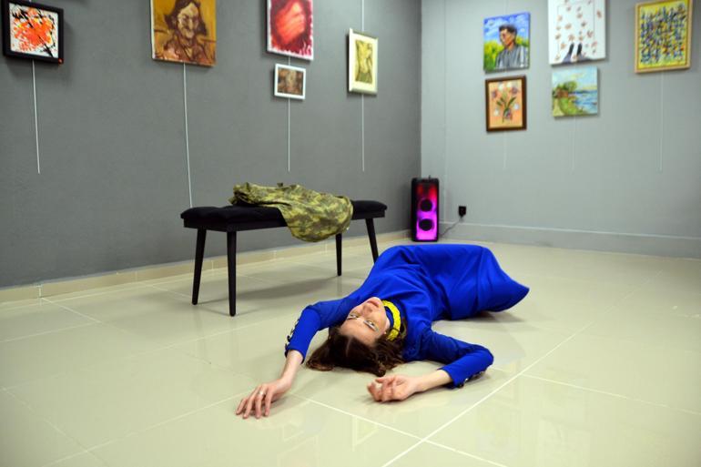 Ukraynalı sanatçı Snizhanadan Edirnede barış performansı