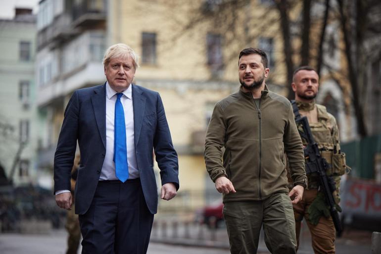 İngiltere Başbakanı Johnson, Kiev sokaklarında