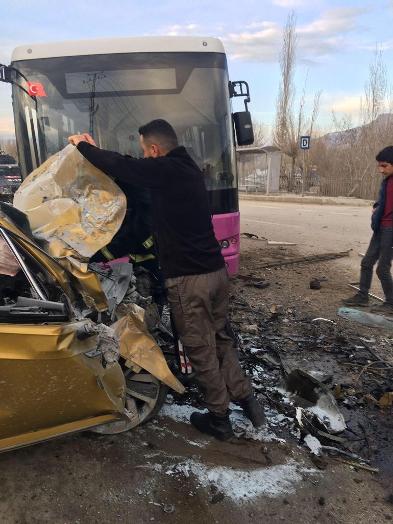 Otomobil halk otobüsüne arkadan çaptı: 1 ölü, 1 yaralı