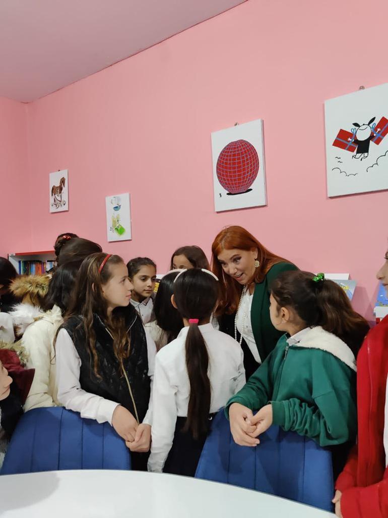 Eşine doğum günü hediyesi için sınırdaki köy okuluna kütüphane yaptırdı