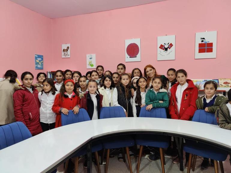 Eşine doğum günü hediyesi için sınırdaki köy okuluna kütüphane yaptırdı