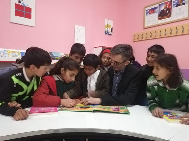 Eşine doğum günü hediyesi için sınırdaki köy okuluna kütüphane yaptırdı