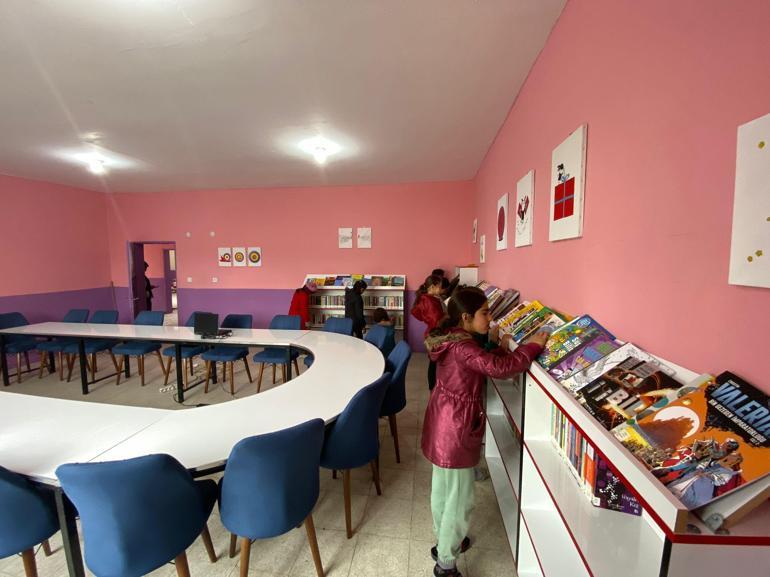 Eşine doğum günü hediyesi için sınırdaki köy okuluna kütüphane yaptırdı