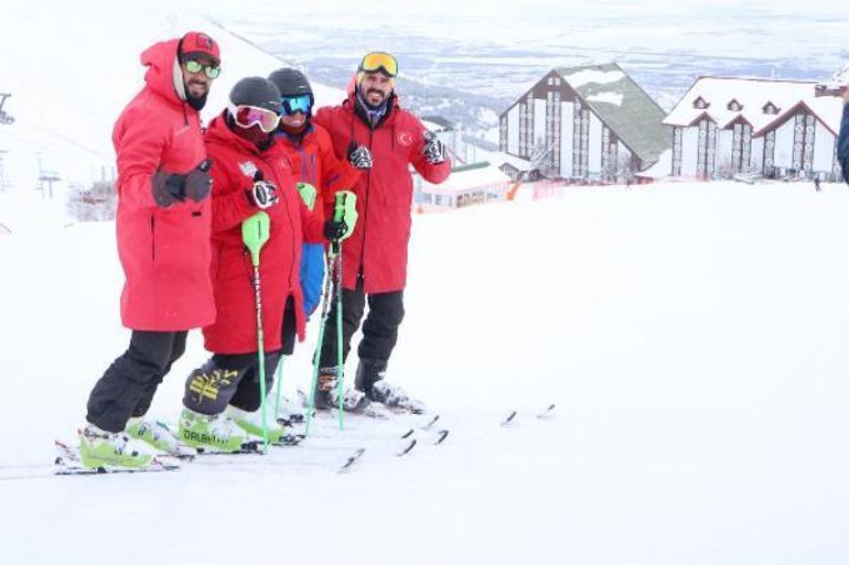 Otizmli ikizler dünya şampiyonası için 145 gündür aralıksız kayak yapıyor