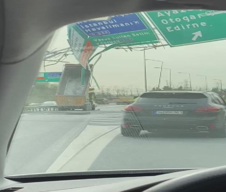 Seyrantepede damperi açık hafriyat kamyonu yön tabelasına çarptı