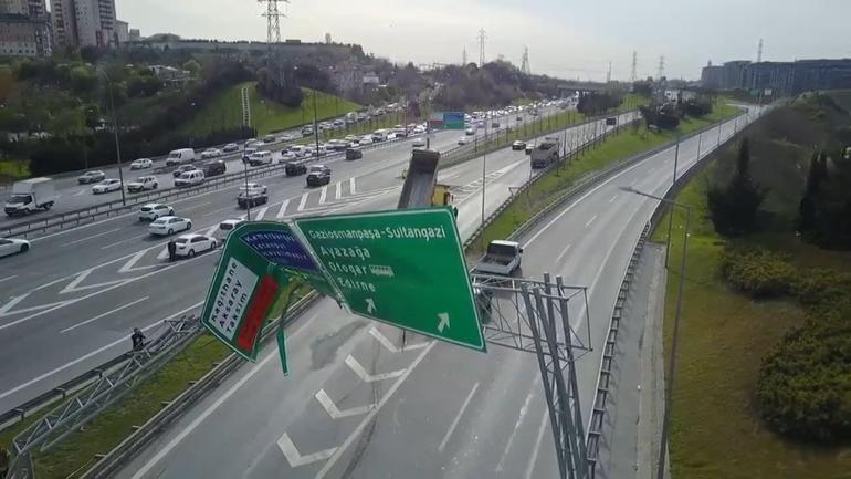 Seyrantepede damperi açık hafriyat kamyonu yön tabelasına çarptı