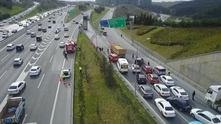 Seyrantepede damperi açık hafriyat kamyonu yön tabelasına çarptı