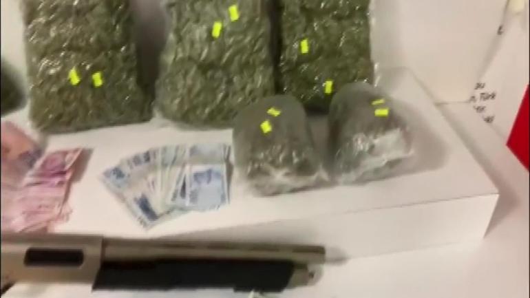 Taksiyle uyuşturucu ticareti yapan 4 şüpheli yakalandı