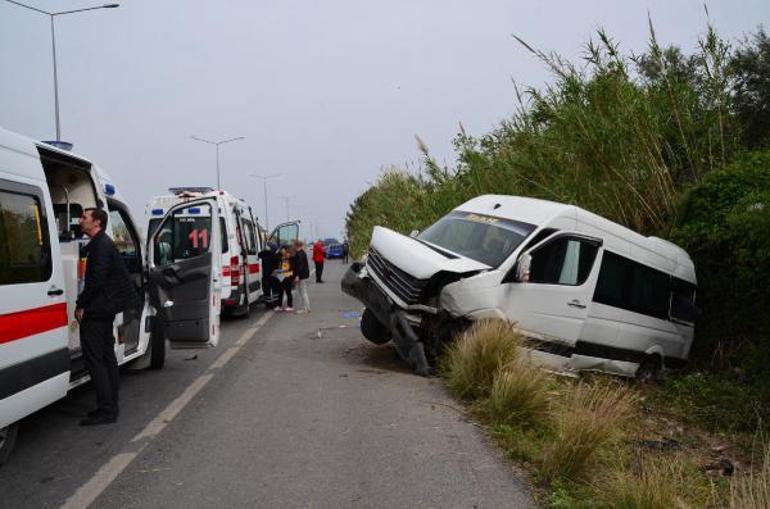 Turist taşıyan minibüs kaza yaptı: 1’i ağır, 12 yaralı