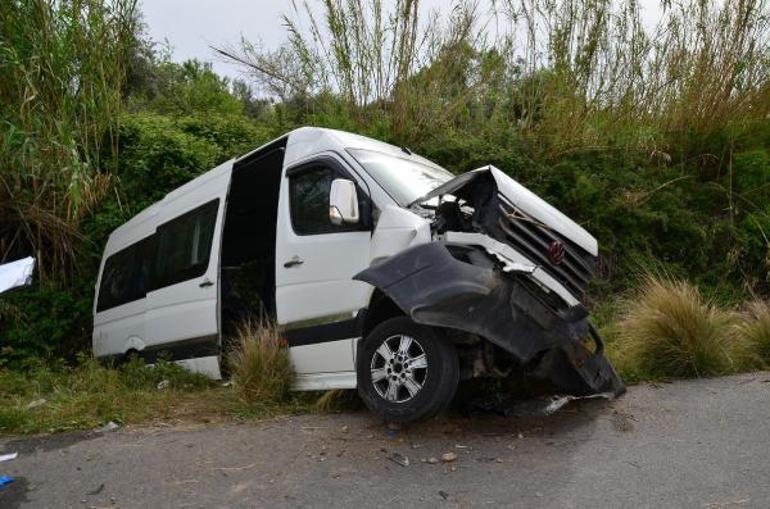 Turist taşıyan minibüs kaza yaptı: 1’i ağır, 12 yaralı
