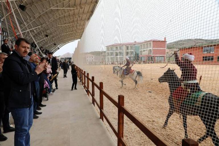 Geleneksel atlı okçuluk gösterisi ilgiyle izlendi