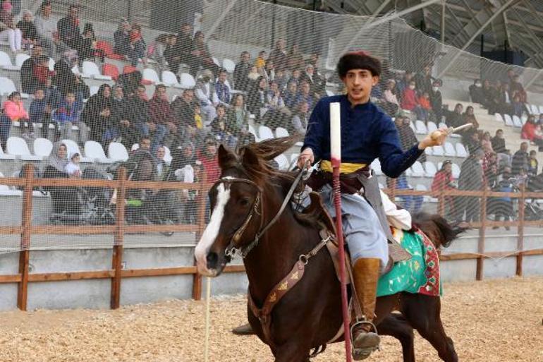 Geleneksel atlı okçuluk gösterisi ilgiyle izlendi