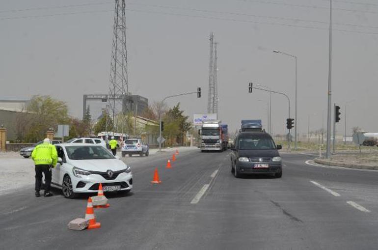 Aksaray- Adana kara yolunda ulaşıma kum fırtınası engeli