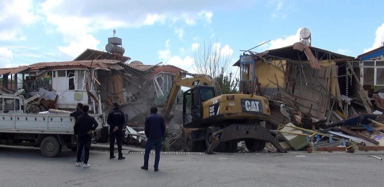 Sidede, sit alanında kalan tek yıldızlı otel yıkıldı