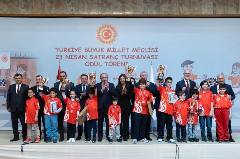 TBMM Başkanı Şentop, satranç turnuvasında dereceye girenlere ödüllerini verdi