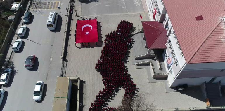 653 öğrenci, Atatürkün Kocatepede çekilen fotoğrafının koreografisini yaptı