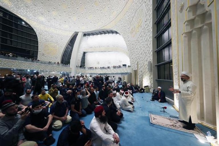 Erbaş, Almanya DİTİB Köln Merkez Camii’nde teravih namazı kıldırdı