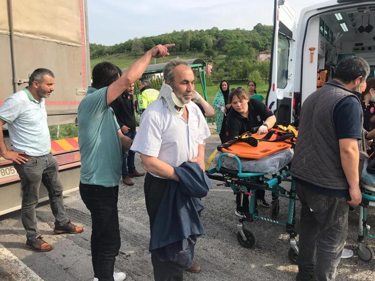 Kamyon, özel halk otobüsüne çarptı: 9 yaralı