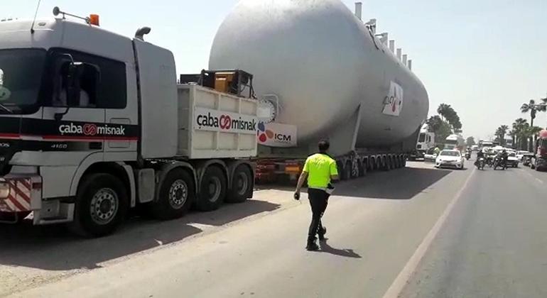Mersine gemiyle getirilen 30 metrelik reaktör kazanı, kara yolu ile Adanaya taşınıyor