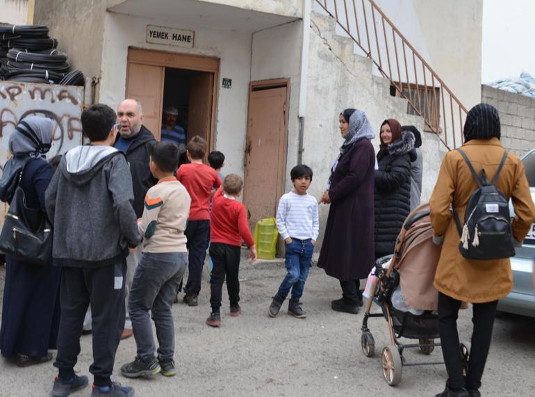 İmam ve cemaat, 15 yıldır ihtiyaç sahiplerine iftar yemeği hazırlıyor