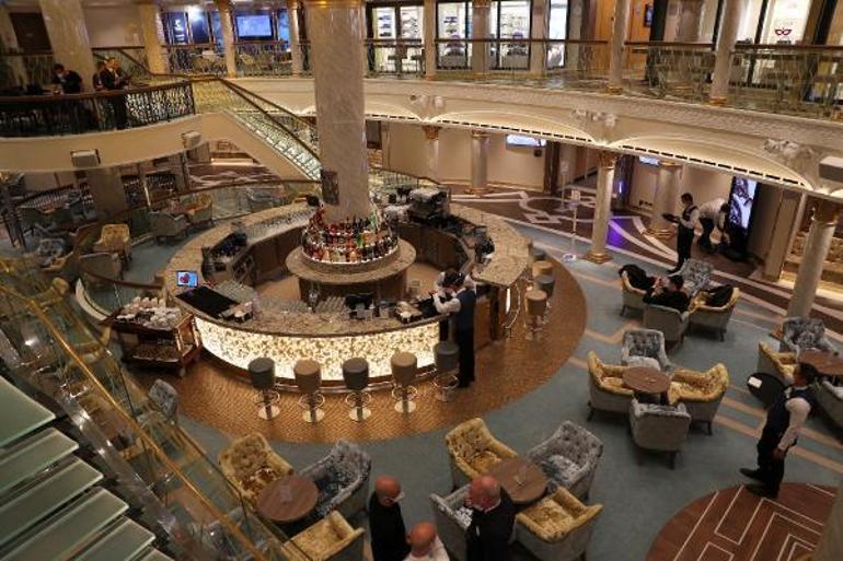 Costa Veneziayı gezen Bakan Ersoy: Yenikapıya yeni port için çalışmalar başladı